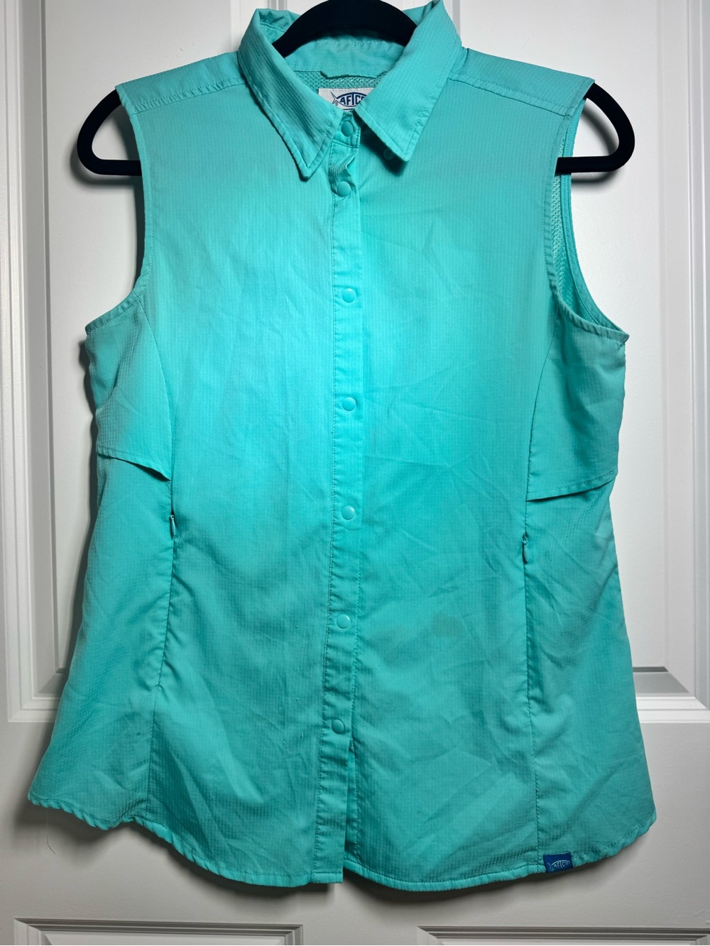 AFTCO Women's Sleeveless Button-Down Shirt in Mint